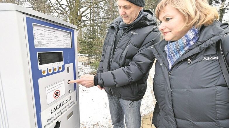 Bitte nur passende Münzen, denn dieser Automat wechselt nicht: Karin und Detlef Wagenknecht aus Dresden standen bei ihrem Besuch auf der Bastei vor einem Problem. Um ein Ticket am Parkautomaten zu ziehen, brauchten sie viel Kleingeld.