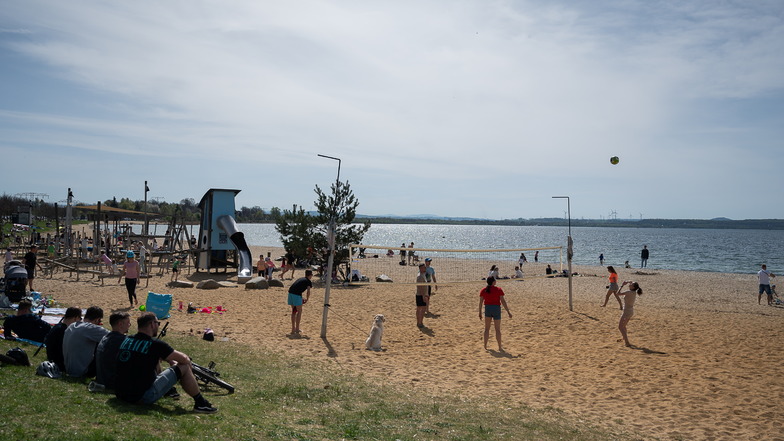 Menschen genießen das warme Wetter am Nordost-Strand