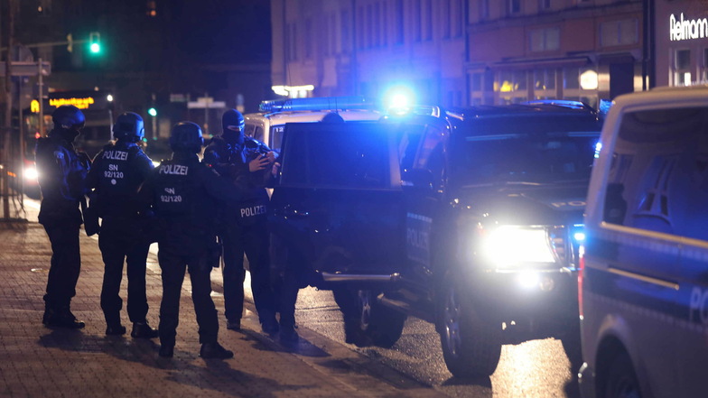 Beim Polizeieinsatz am Dienstagabend in Freital fuhr auch die Sondereinheit "Lebensbedrohliche Einsatzlagen" vor.