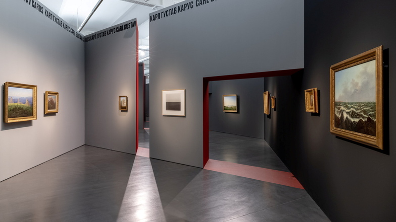 Zackig geht es zu in der vom amerikanischen Stararchitekten Daniel Libeskind entworfenen Ausstellungsarchitektur im Salzgassenflügel des Dresdner Albertinums.