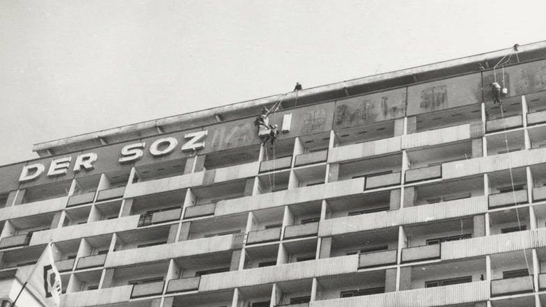 Lange war an dem Gebäude die Leuchtreklame "Der Sozialismus siegt" angebracht - im Mai 1987 wurde sie abmontiert.