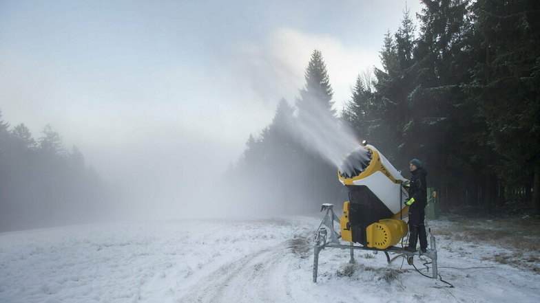 Seit Kurzem wird Kunstschnee mit einer Schneekanone auf einer Piste im Skigebiet Buková Hora im Böhmischen Mittelgebirge versprüht. Die Skigebiete waren kurz geöffnet, nun sind sie zunächst bis 10. Januar zu. © dpa