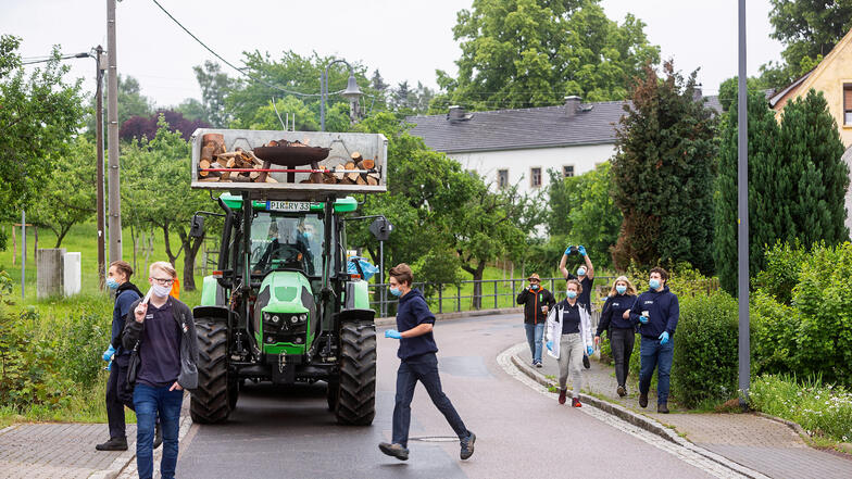 Der Traktor mit Grillgut rollte vom Oberdorf ins Unterdorf.