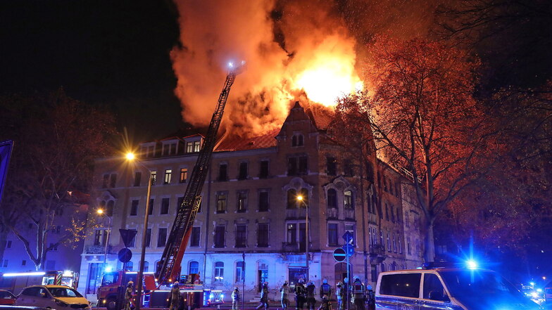 Die Feuerwehr löschte den Brand in Dresden-Löbtau mit 60 Einsatzkräften.