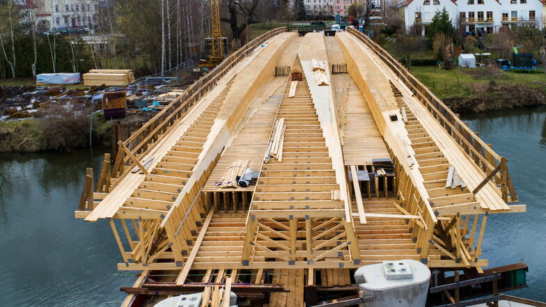 Im März wurde die Schalung der Brücke Schillerstraße gebaut. Sie ähnelte in diesem Stadium eher einem Holzschiff.