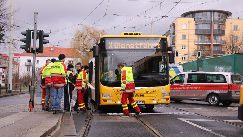 Gegen 10 Uhr wurde am Dienstagvormittag eine Fußgängerin von einem Bus in Dresden erfasst.
