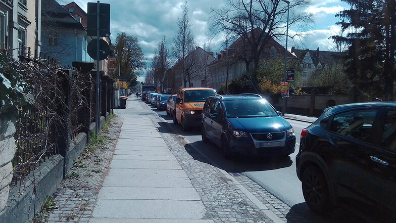 Auf der Maxim-Gorki-Straße in Pirna staut es sich.
