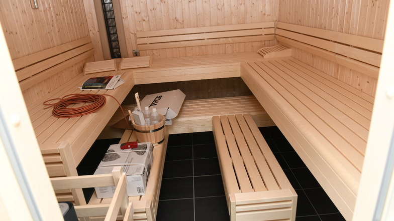 Ein paar Handgriffe müssen noch getan werden, bevor die Sauna in Betrieb gehen kann. Dazu gibt's einen eigenen Außenbereich.