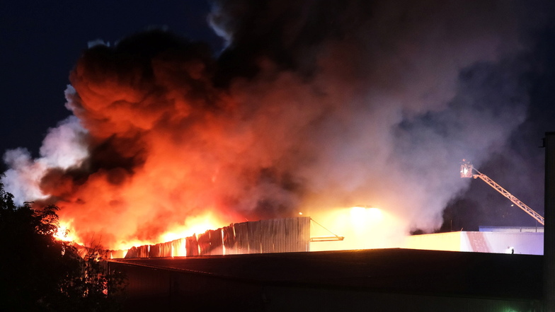 Eine Lagerhalle in einem Abfallentsorgungsbetrieb im Leipziger Westen ist am Freitagabend in Brand geraten.