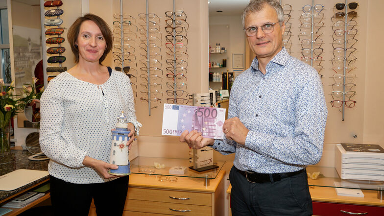 Eine Spende von 500 Euro hat Optiker Michael Plüschke jetzt an Katharina Kucharek vom Verein ChamäleonKultTour übergeben.
