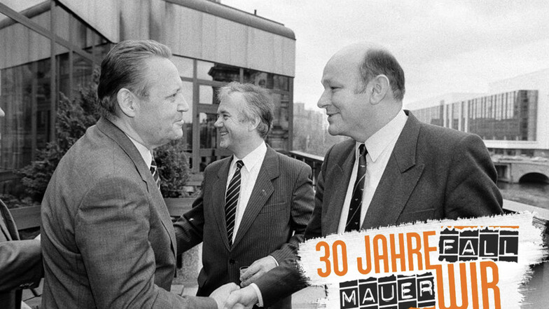 Treffen im Palasthotel zwischen Vertretern aus Ost- und West-Berlin. Günter Schabowski (l.) und Walter Momper (r.), Im Hintergrund Manfred Stolpe.