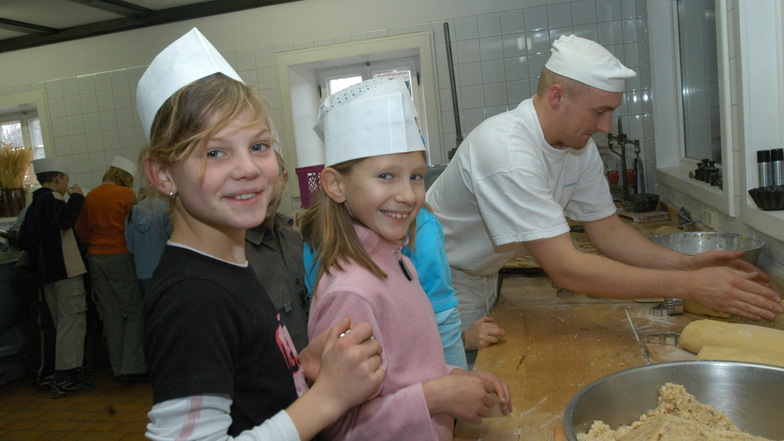 Zum Nikolaustag backen Schüler der vierten Klasse der Grundschule Daubitz leckere Plätzchen in der Bäckerei Höfchen.