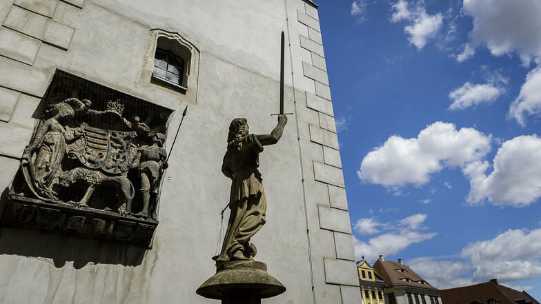 Die Görlitzer Justitia, ohne Augenbinde, blickt am Rathaus in Richtung Zgorzelec. Manchmal ist das wie ein Fingerzeig für die Arbeit im Amtsgericht.