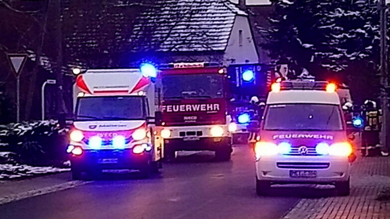 Feuerwehr und Rettungswagen rückten am Dienstagnachmittag nach Radewitz aus.