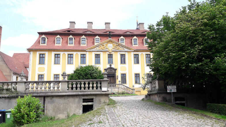 Schloss Seußlitz ist für das Elbweindorf Wahrzeichen und touristischer Anziehungsort zugleich.