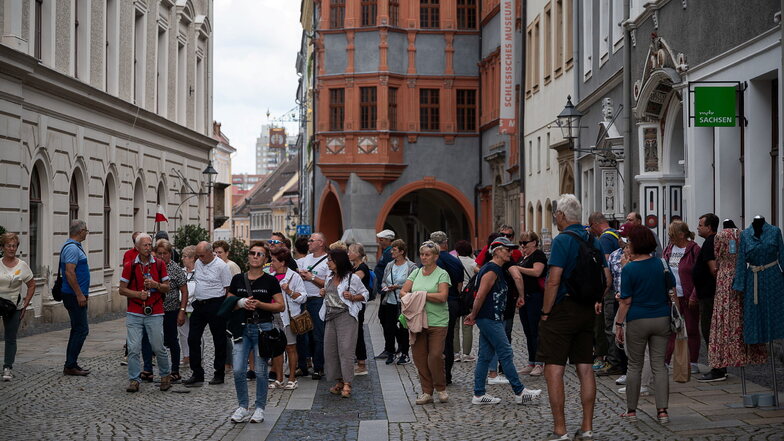 Polnische Gäste erkunden die Görlitzer Altstadt bei einer Stadtführung.