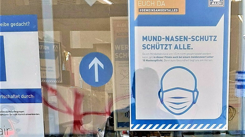 Abstand von 1,5 Metern nicht gewährleistet, deshalb Maske auch bei Inzidenz unter zehn. So steht es bei Aldi an der Emmerichstraße in Görlitz.