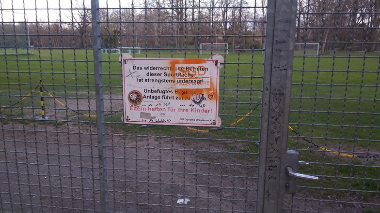 Dynamos Trainingsplatz im Großen Garten in Dresden ist gesperrt, genauso wie das benachbarte Rudolf-Harbig-Stadion.