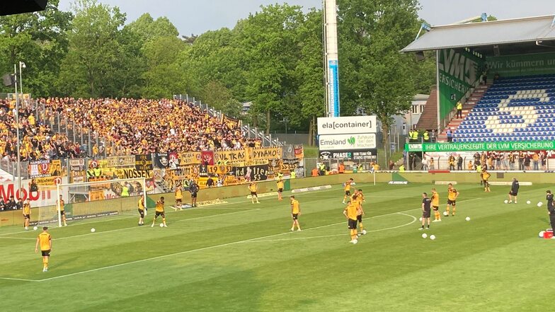 10.000 Zuschauer werden in Meppen erwartet, darunter fast 2.000 Dynamo-Fans. Vor der Partie wärmen sich die Spieler der Schwarz-Gelben vor der Auswärts-Fankurve auf.