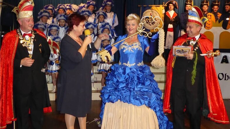 Die Oberlausitzer Karnevalsgesellschaft eröffnete die Saison in Rößlers Ballsaal in Neugersdorf mit Bürgermeisterin Verena Hergenröder.Bettina Karp
