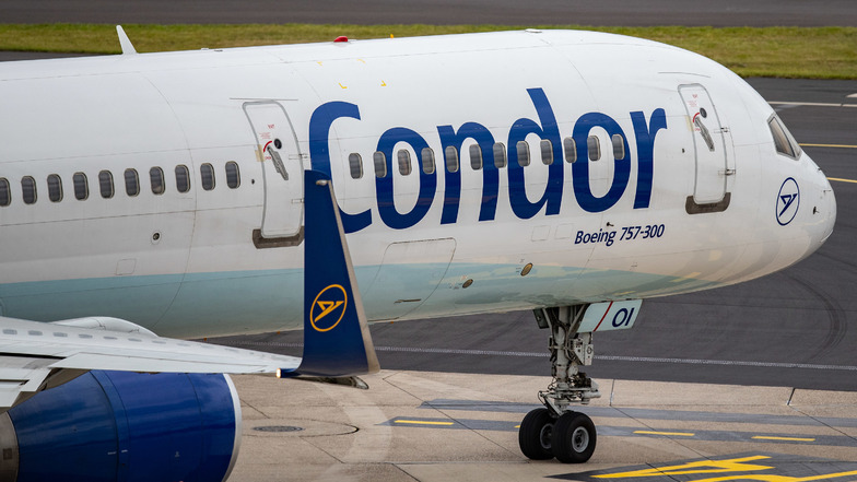 Eine Boeing 757-300 der Condor rollt über das Vorfeld des Düsseldorfer Flughafens. Der Ferienflieger will jetzt wieder durchstarten.