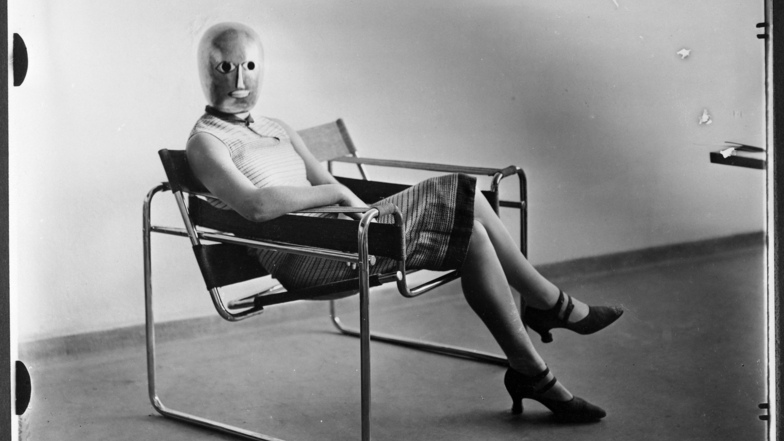 Eins der wenigen Bauhaus-Produkte, die sich wirklich massenhaft durchgesetzt haben, ist der Stahlrohr-Sessel von Marcel Breuer. Die Dame auf dem historischen
Foto von 1926 trägt
übrigens auch im Gesicht Bauhaus: eine Bühnenmaske von Oskar
Schlemmer.