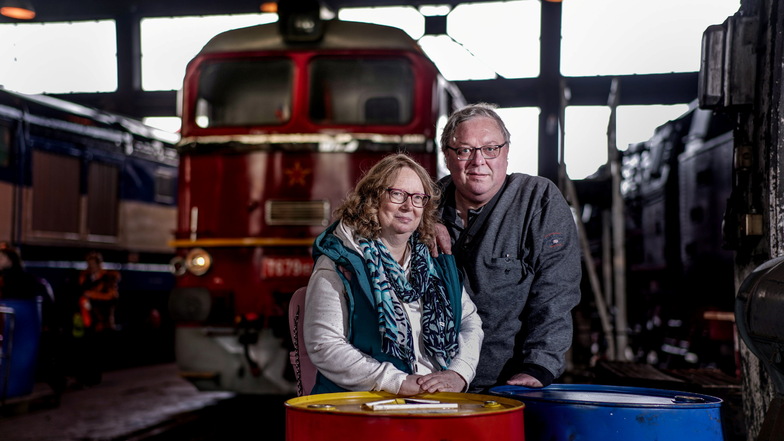 Heike und Walter Theisen stehen vor der roten "Taigatrommel", bei deren Anblick vor allem sein Herz höher schlägt.