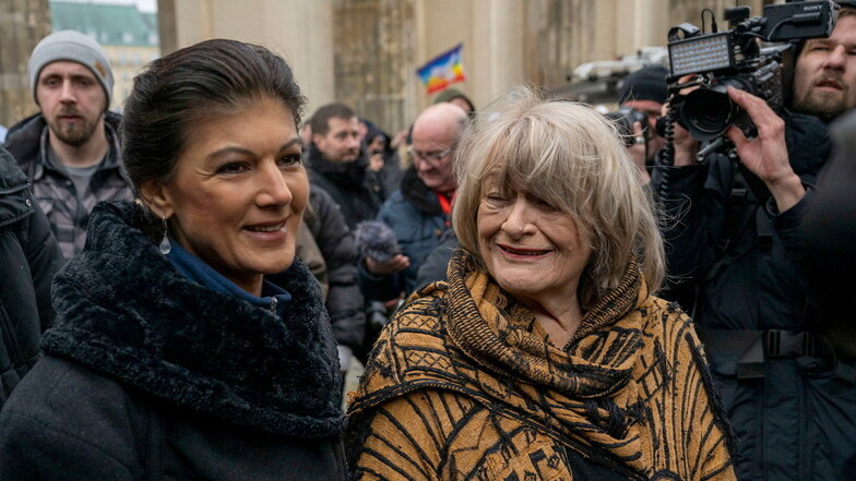 Sahra Wagenknecht (Die Linke, l), und Alice Schwarzer, Frauenrechtlerin.