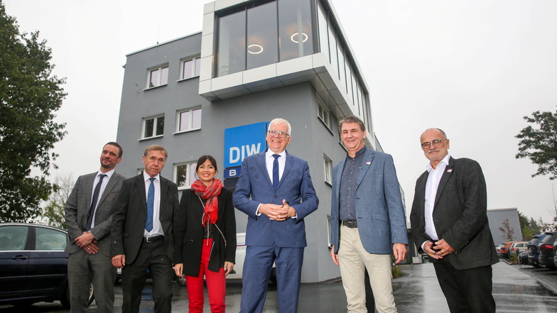 Firmenchef Jörg Winkler (2.v.r.) mit Minister Hartmut Vorjohann (3.v.r) und OB Roland Dantz (re.) vor der neuen Zentrale.