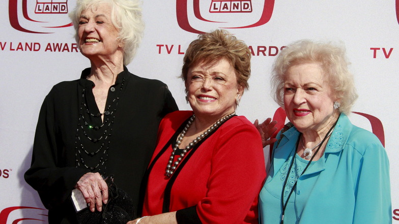 Die US-Schauspielerinnen Bea Arthur (l-r), Rue McClanahan und Betty White aus der Show "Golden Girls" kommen 2008 zur Verleihung der "TV Land Awards".