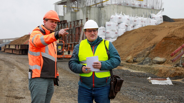 Für das Bautagebuch der SZ führt Projektleiter Martin Richter (links) Redakteur Holger Gutte zu den verschiedenen Baustellen an dem sechs Kilometer langen Trassenabschnitt.