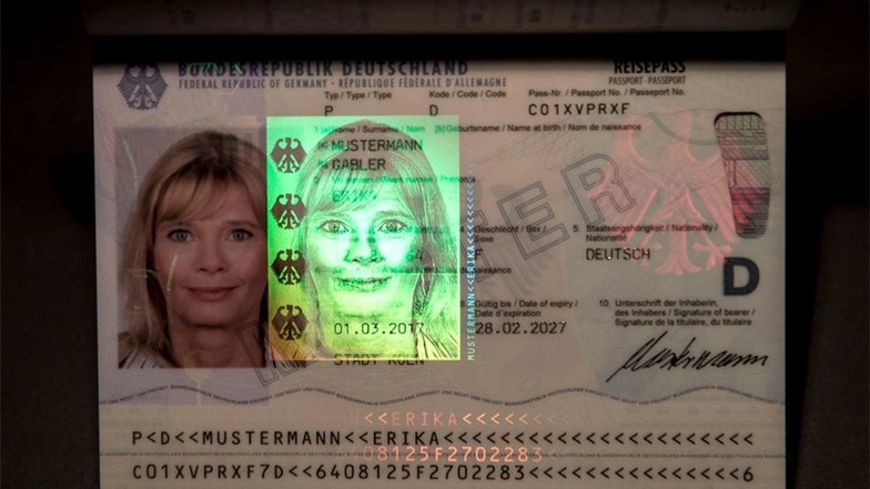 Neu ist ein holografisches Lichtbild neben dem eigentlichen Foto. Die Passkarte ist künftig aus Kunststoff und nicht mehr aus laminiertem Sicherheitspapier.