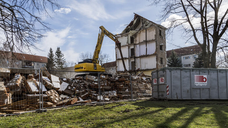 In der Delle war jetzt der Abrissbagger im Einsatz. Ein Wohnhaus wurde nach fast 60 Jahren abgetragen.