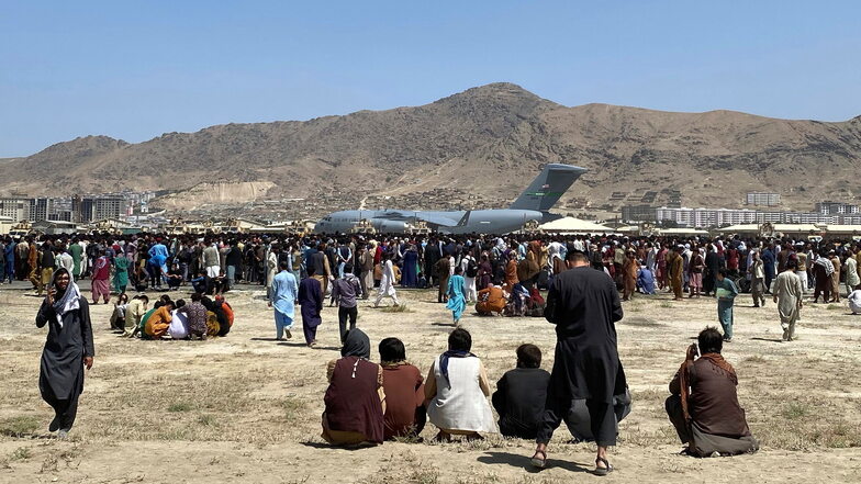 Tausende Menschen harren am Kabuler Flughafen aus - in der Hoffnung, vor den Taliban fliehen zu können.