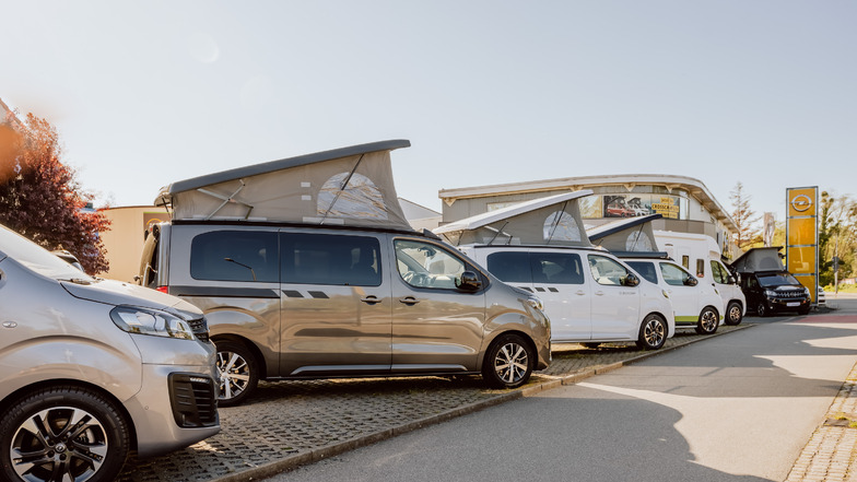 An den Standorten in Dresden und Pirna erwartet euch bei Zobjack ein großes Angebot an Campern und Wohnmobilen der Marken CROSSCAMP,  Robeta , Mooveo und ganz NEU Laika und Roller Team.