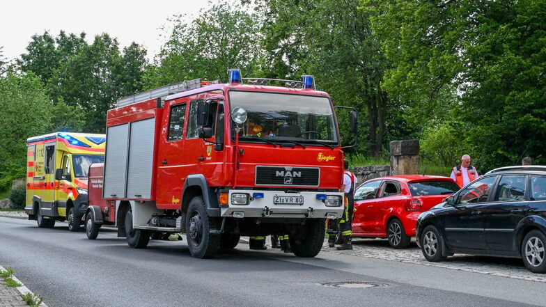 Die Feuerwehr hat am Sonnabend ein Kleinkind in Olbersdorf aus einem verschlossenen Auto gerettet.