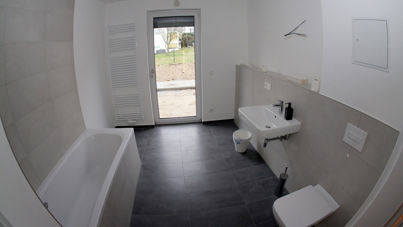 Blick ins Bad der Musterwohnung: Gewärmt wird über eine Fußbodenheizung, sämtliche Räume sind barrierearm.