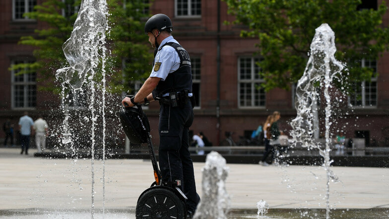 Ein Polizist fährt in Freiburg auf einem Segway.