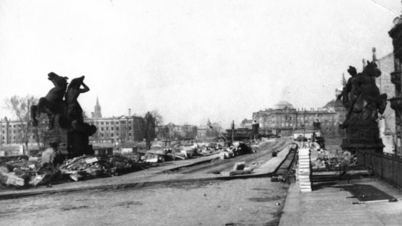 Ein Blick auf die zerstörte Carolabrücke im März 1948. Im Vordergrund sind die beiden Skulpturen zu sehen, die heute am Rathenauplatz stehen. Wegen der starken Schäden wurde die Brücke nicht wieder aufgebaut.