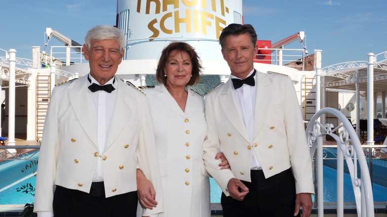 Die Schauspieler Siegfried Rauch (l-r, als Kapitän Paulsen), Heide Keller (als Chefstewardess Beatrice) und Nick Wilder (als Schiffsarzt Dr. Sander) im Jahr 2011.