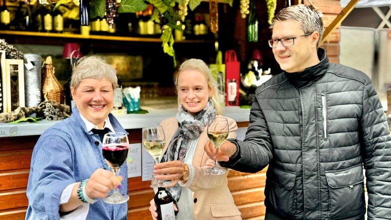 Grit Neumann, die mit ihrer Vinothek vor Ort war, die sächsischen Weinkönigin a. D. Sabrina Schreiber und Oberbürgermeister Sven Liebhauser stoßen auf das Gelingen des Festes an.