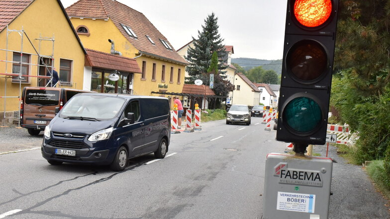 Noch bis Freitag sehen auch die Autofahrer in Berggießhübel Rot - und zwar auf der Ladenberg-Straße.