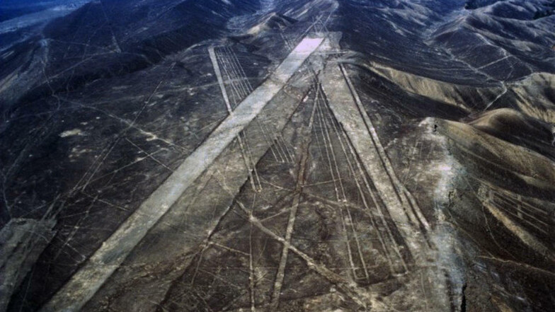 Scharrzeichnungen in derperuanischen Wüste von Nazca - Bilder für die Götter? Oder Außerirdische? Dieser und ähnlichen Fragen geht Erich von Däniken nach.
