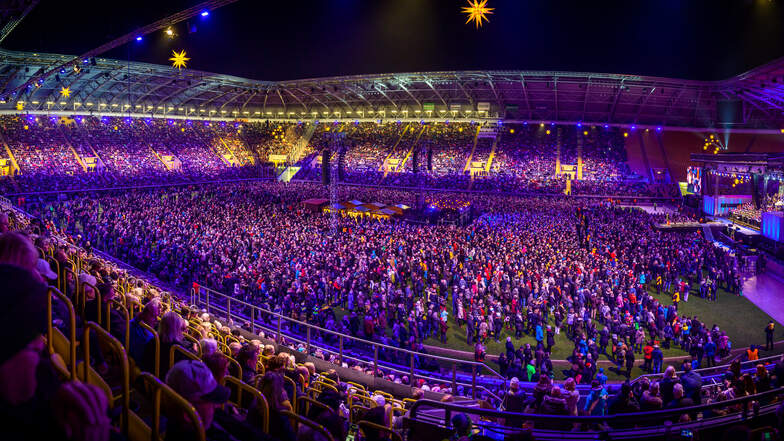 Am 21. Dezember 2023 ist es wieder so weit. Dann erstrahlt das Rudolf-Harbig-Stadion mit über 200 Herrnhuter Sternen in festlichem Glanz, wenn 20 000 Stimmen aus dem Publikum, vier Dresdner Chöre und verschiedene prominente Stars Weihnachtslieder singen.