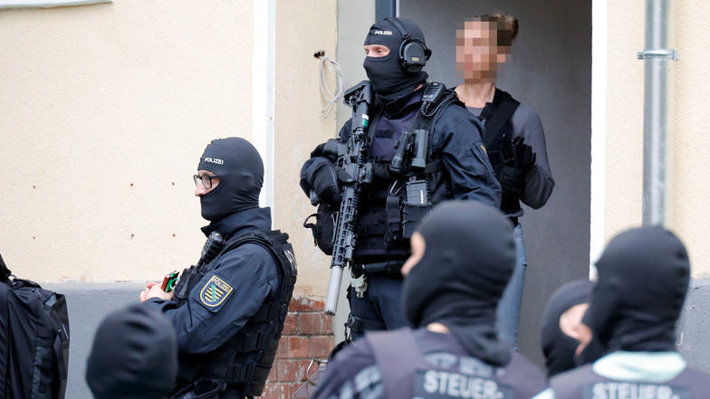 Im Chemnitzer Stadtteil Ebersdorf haben mehrere Einsatzkräfte teils schwer bewaffnet Wohnungen durchsucht.