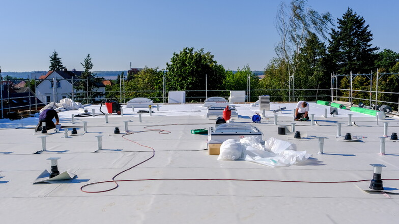 Derzeit wird am Dach des neuen Kindergartengebäudes, am Innenausbau und im Außengelände gearbeitet.