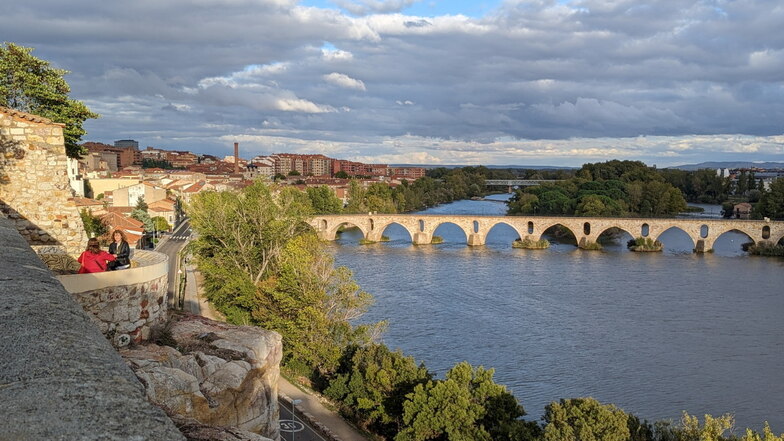 Die Puente de Piedra in Zamora spannt sich in 16 Bögen über den Duero und gehört zu dem großartigen Ensemble romanischer Bauten in der westspanischen Stadt.