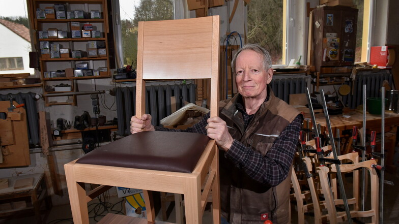 Stühle, wie sie im Buche stehen: Stuhlbauer Winfried Reuter aus Rabenau zeigt neu hergestellte Sitzgelegenheiten aus Buchenholz.