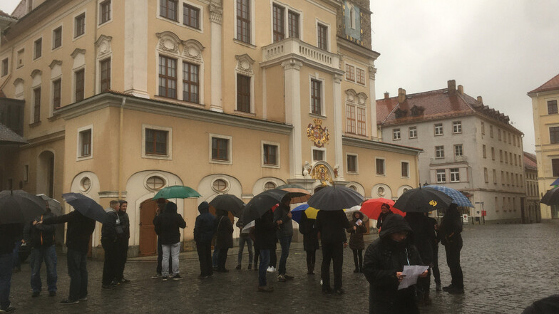 Gut 50 Teilnehmer trafen sich zu einem "Spaziergang" vor dem Rathaus am Löbauer Altmarkt.