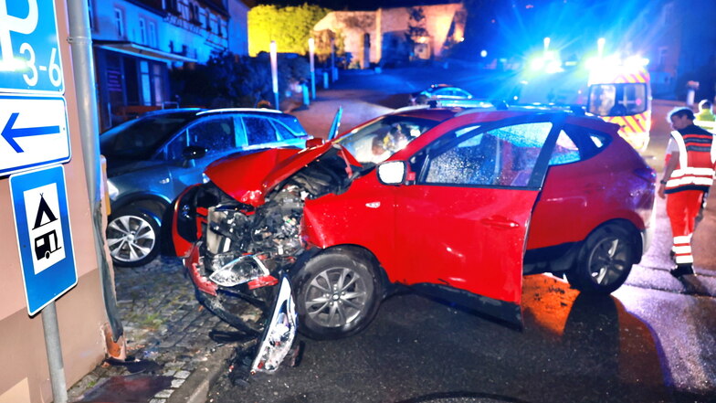 Hohnstein: Autofahrerin schwer verletzt